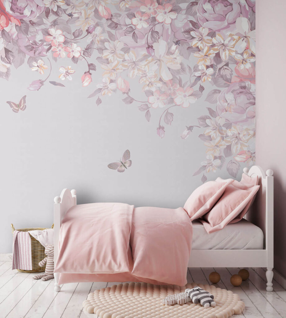 Papillons sous l’arche fleurie dans un intérieur