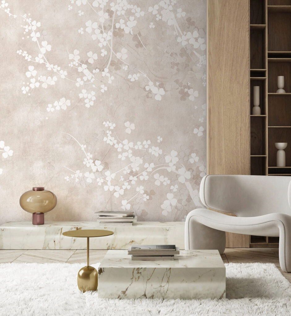 Fleurs blanches sur patine dans un intérieur