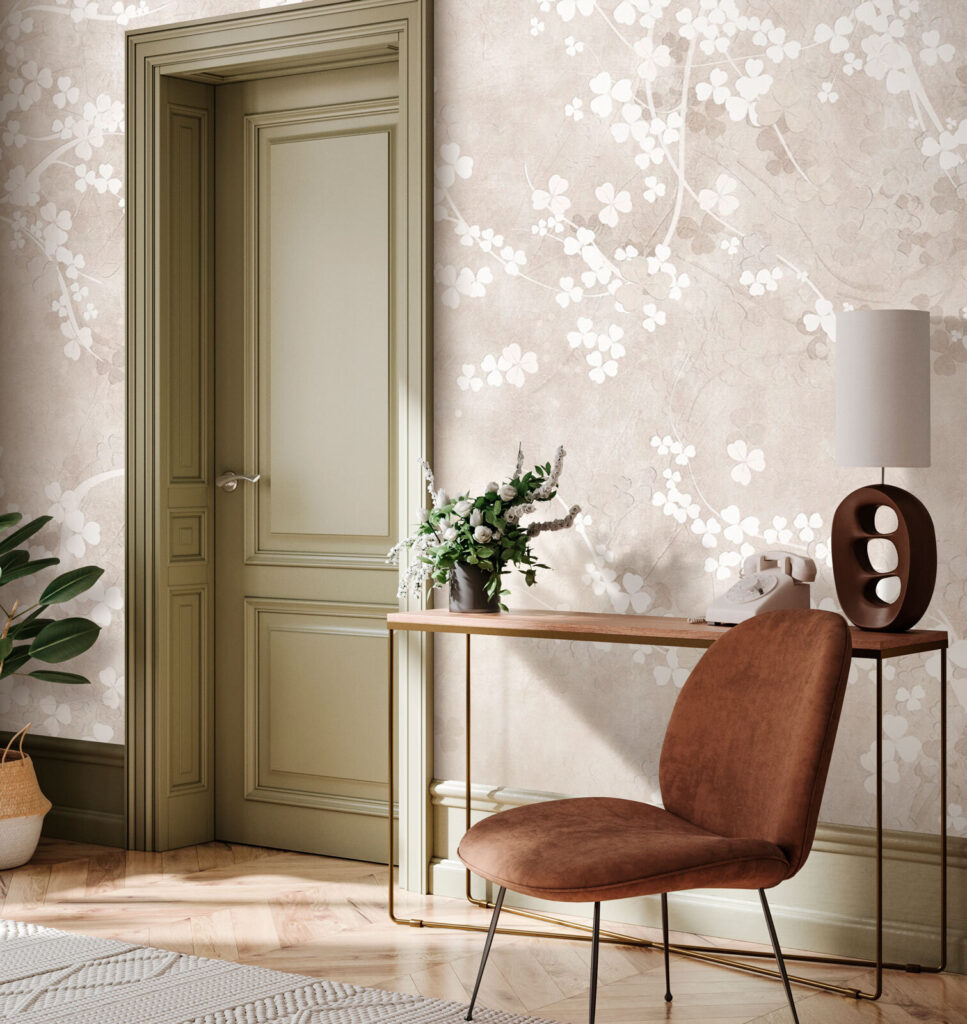 Fleurs blanches sur patine dans un intérieur