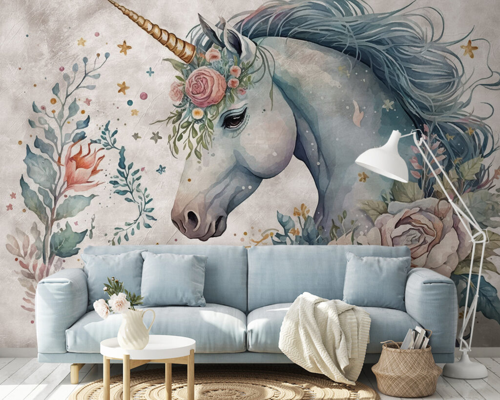 Licorne à crinière fleurie dans un intérieur
