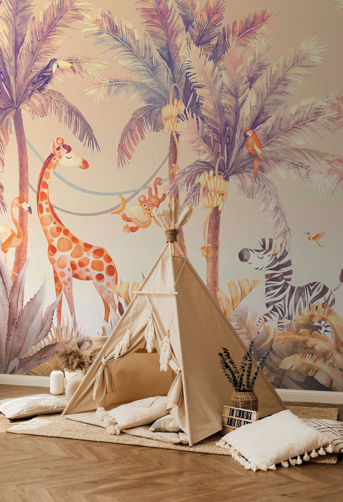 Girafe parmi les palmiers dans un intérieur