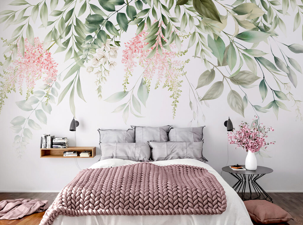 Fleurs et feuillage retombant dans un intérieur