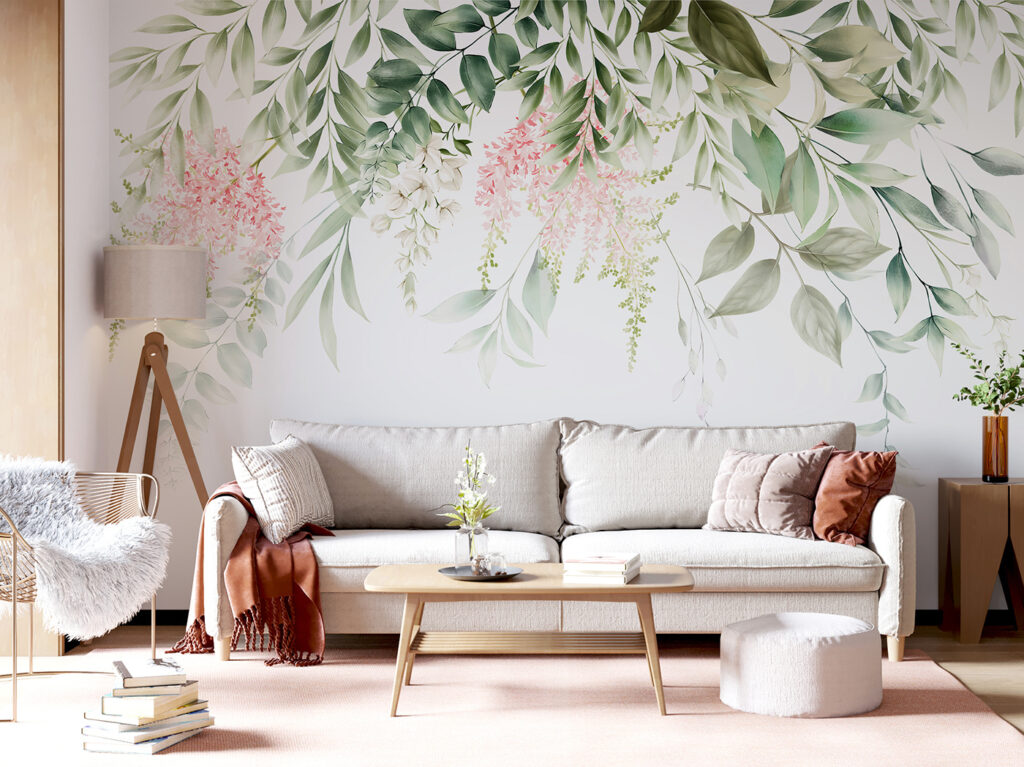 Fleurs et feuillage retombant dans un intérieur