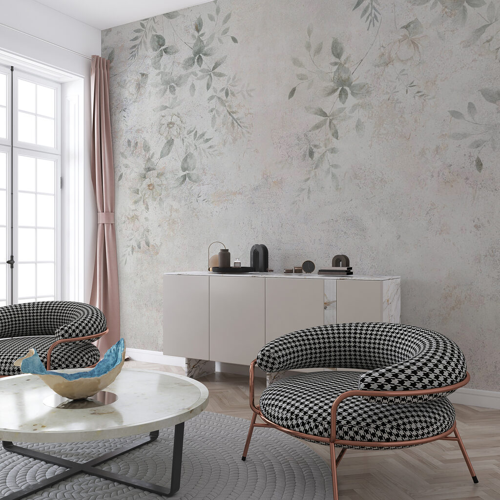 Fleurs sur blanc patiné dans un intérieur