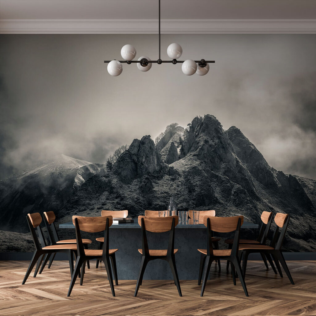 Cimes sombres embrumées dans un intérieur