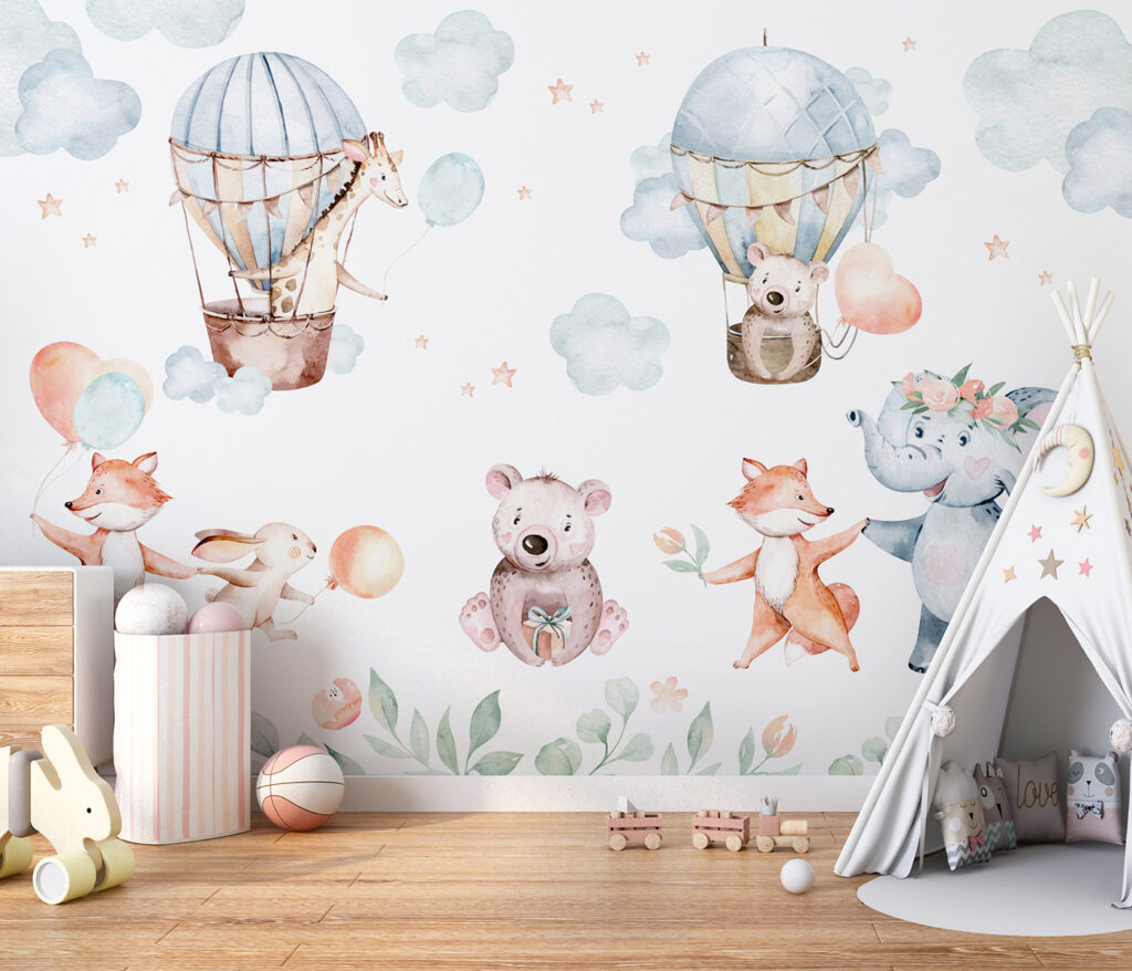 Petits animaux et montgolfières dans un intérieur