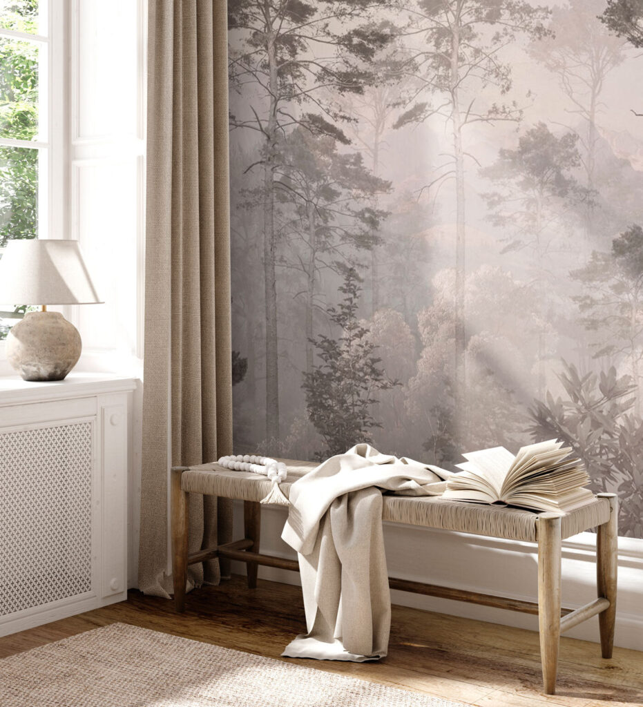 Sapins dans l’épaisse brume dans un intérieur