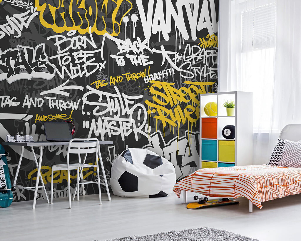 Graffitis jaunes sur noir dans un intérieur