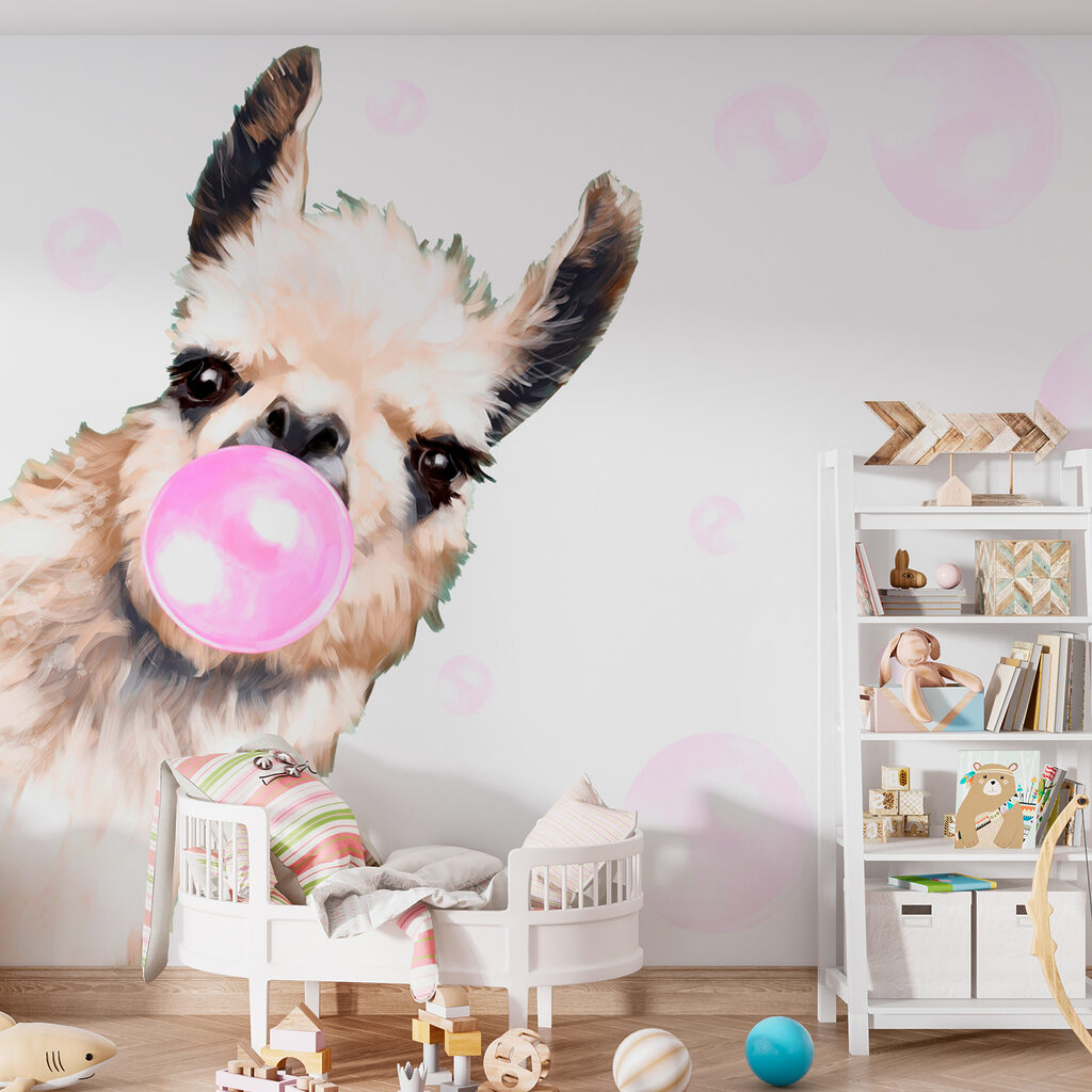 Lama au chewing-gum dans un intérieur