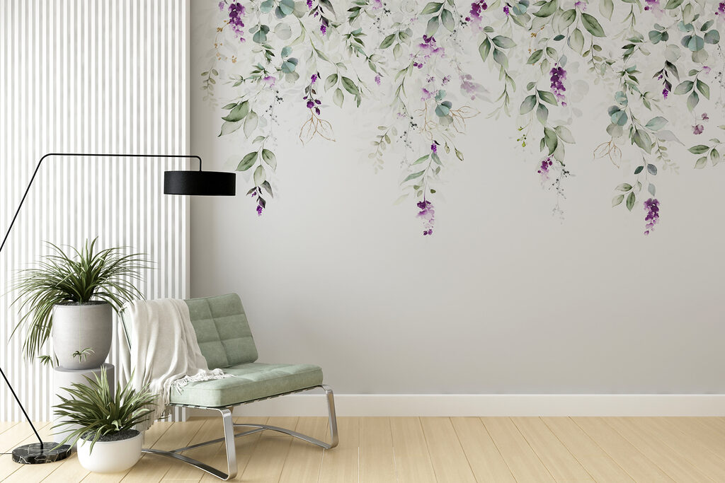 Branches aux fleurs violettes dans un intérieur