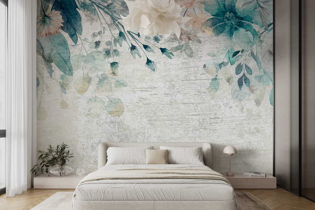 Fleurs bleues sur patine dans un intérieur