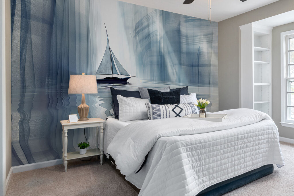 Voilier entre parois bleues dans un intérieur