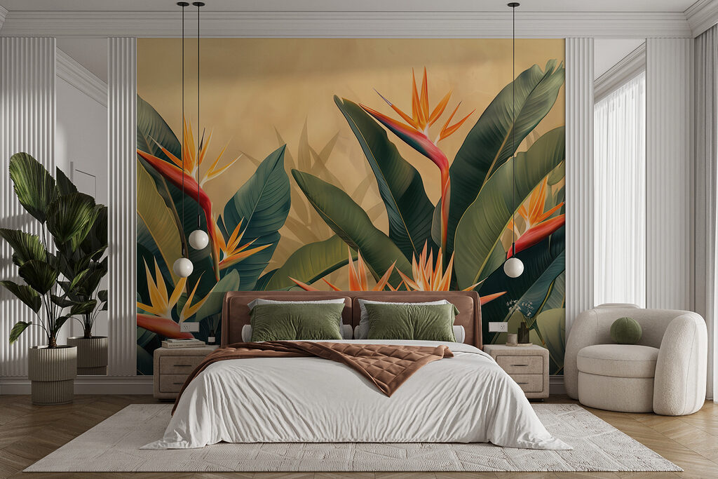 Strélitzias et feuilles sombres dans un intérieur
