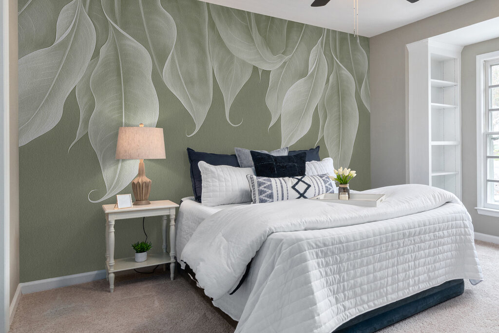 Feuilles aux pointes bouclées dans un intérieur