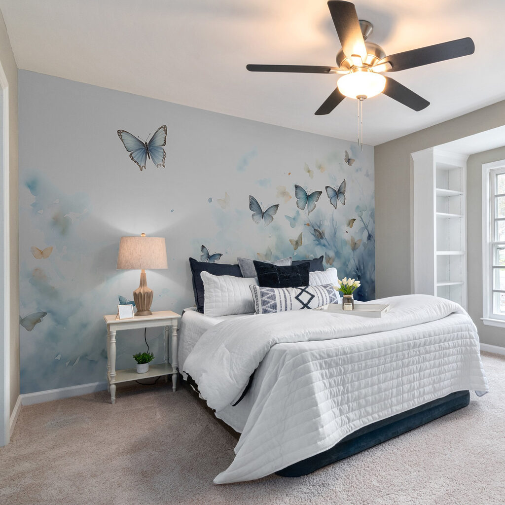 Papillons et nuages bleus dans un intérieur
