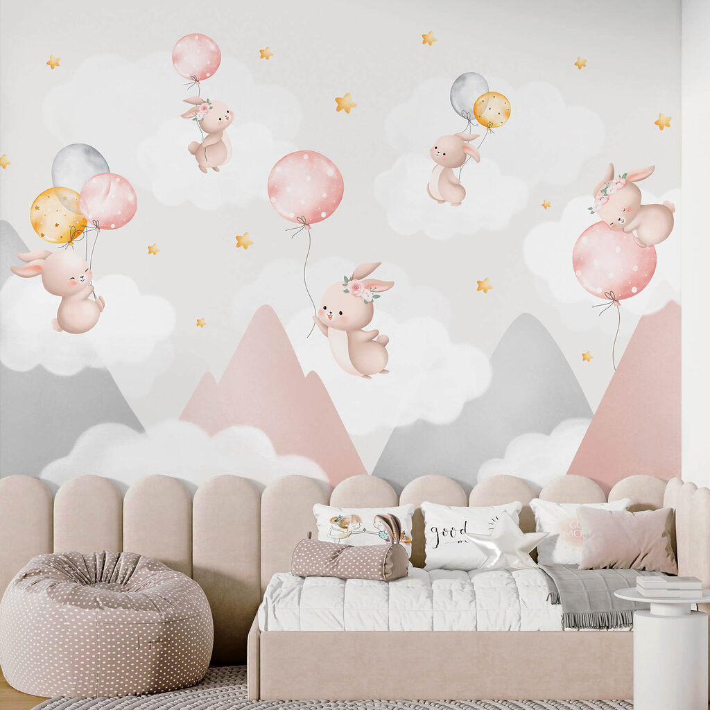 Petits lapins aux ballons dans un intérieur