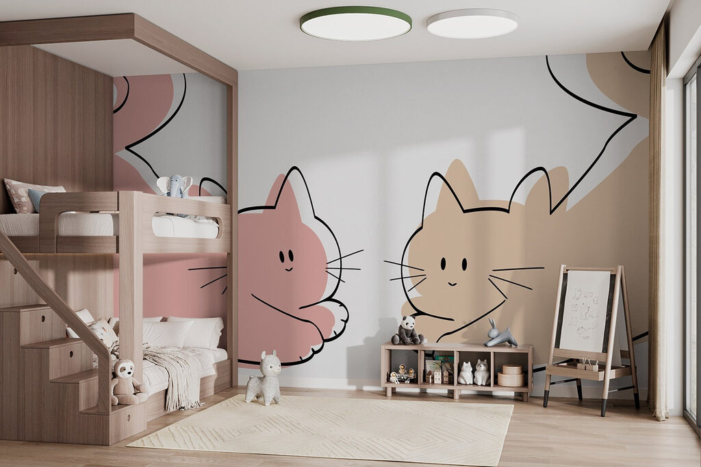 Chatons face à face dans un intérieur