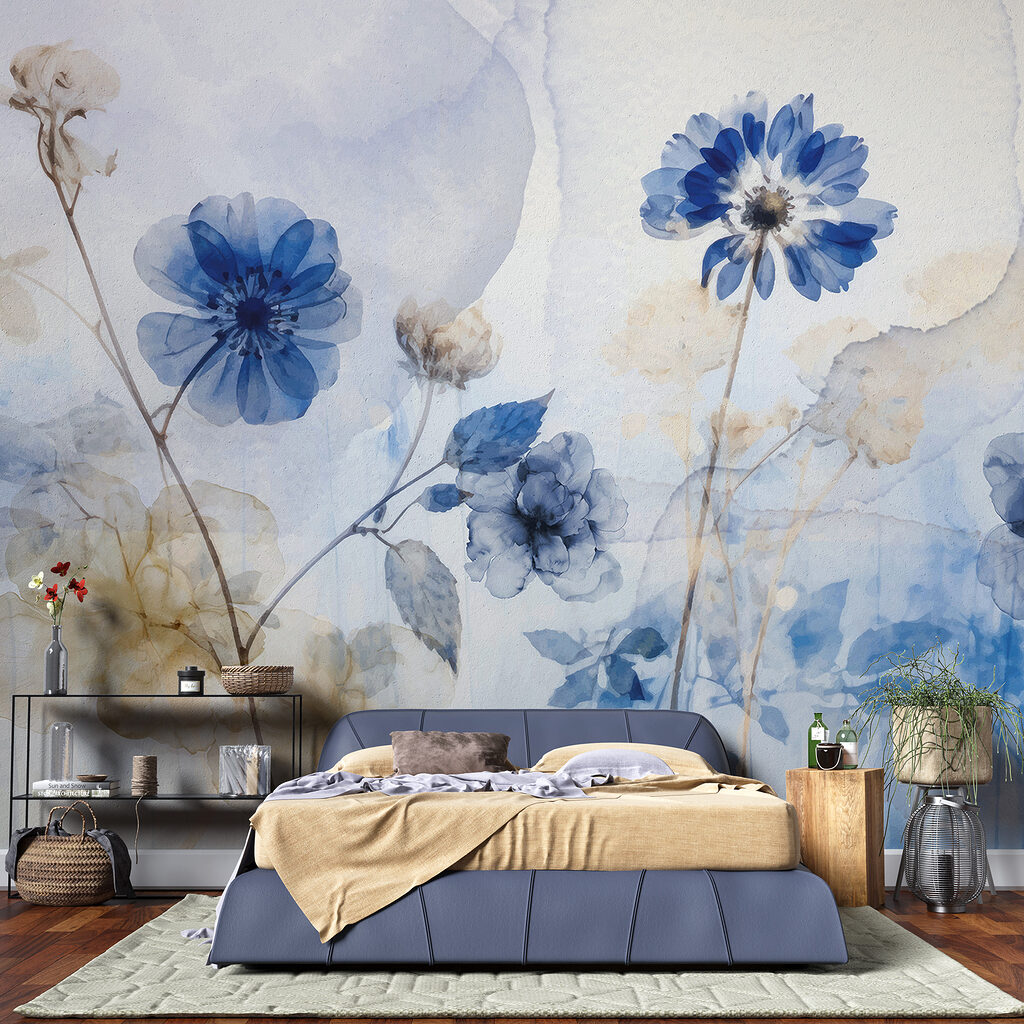 Fleurs bleues en strates dans un intérieur