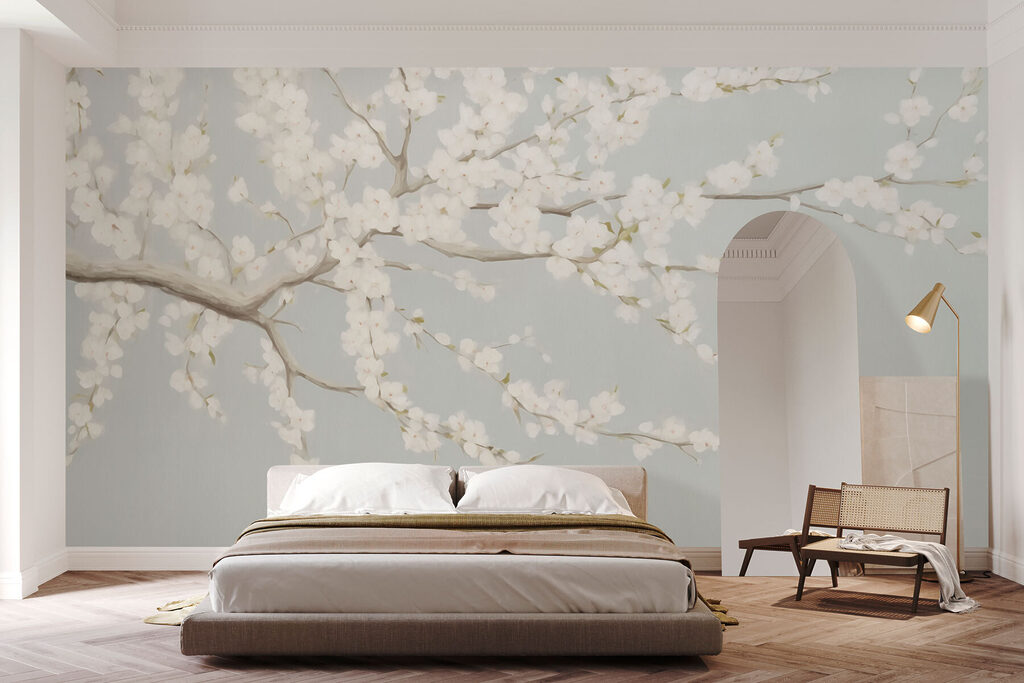 Branche fleurie arquée dans un intérieur